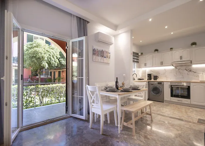 Athena Lux Maison Apartment *